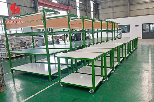 Bàn thao tác khung sắt sơn tĩnh điện xanh cho nhà xưởng 